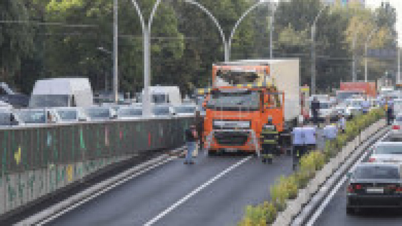 Circulația în pasajul Unirii a fost închisă, după ce TIR-ul a rupt limitatorul de înălțime. Foto: INQUAM / Photos Octav Ganea | Poza 2 din 17