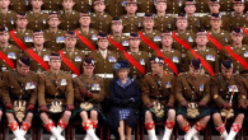 Regina Elisabeta a II-a se fotografiază cu soldații britanici de la Howe Barracks, Canterburry. 09 noiembrie 2004. Sursa foto: Profimedia Images | Poza 12 din 38