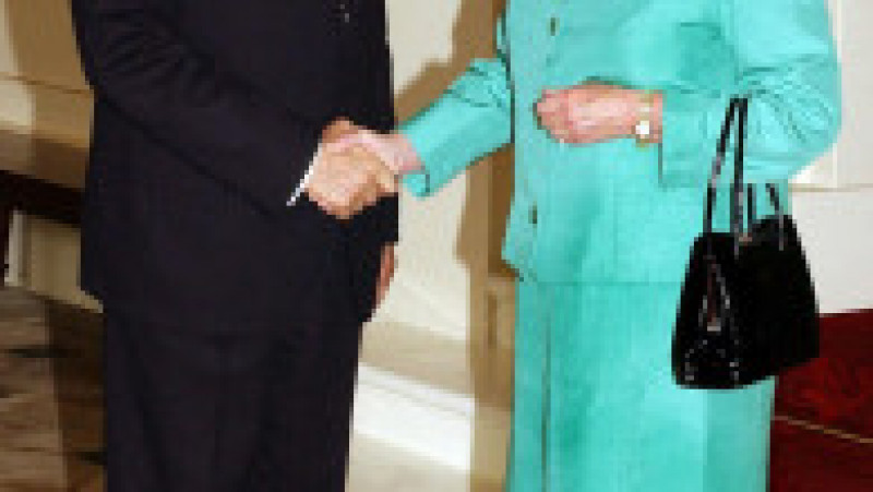 Regina Elisabeta a II-a vorbește cu președintele român Ion Iliescu la Palatul Buckhingham. 20 octombrie 2004. Sursa foto: Profimedia Images | Poza 10 din 38