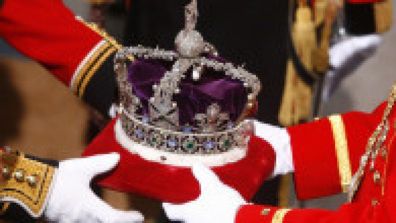 Coroana Imperială de stat, purtată de Regina Elisabeta a II-a în timpul discursului tradițional pentru deschiderea sesiunii parlamentare. 18 noiembrie 2009. Sursa foto: Profimedia Images | Poza 21 din 38