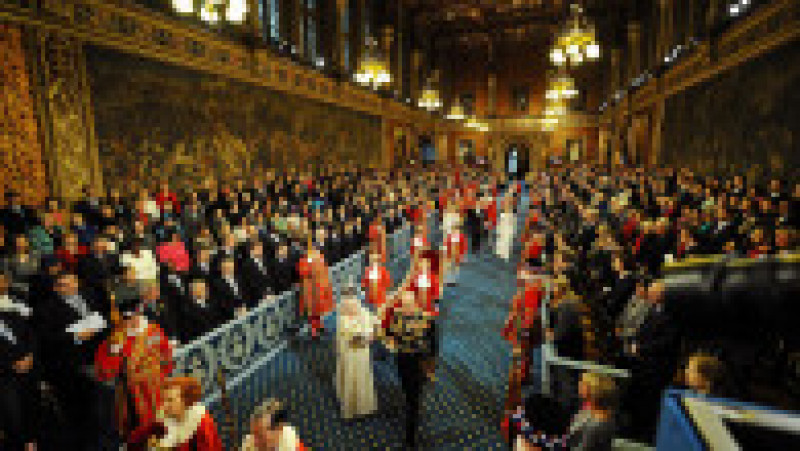Regina Elisabeta a II-a și prințul Philip merg prin Galeria Regală de la Palatul Westminster înaintea unui discurs în Camera Lorzilor. 18 noiembrie 2009. Sursa foto: Profimedia Images | Poza 22 din 38