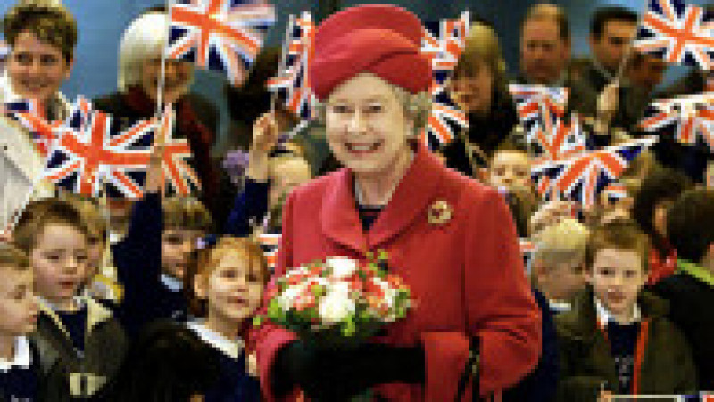 Regina Elisabeta a II-a vizitează baza aeriană Marham pe 30 ianuarie 2002, primul eveniment public din cadrul Jubileului de Aur. Sursa foto: Profimedia Images | Poza 16 din 38