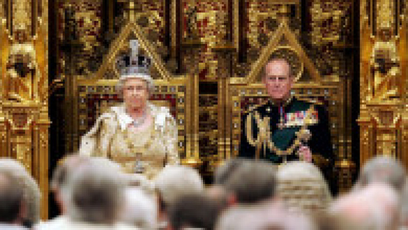Regina Elisabeta a II-a și ducele de Edinburgh se află în Camera Lorzilor înaintea discursului Reginei pentru deschiderea sesiunii parlamentare. 23 noiembrie 2004. Sursa foto: Profimedia Images | Poza 14 din 38