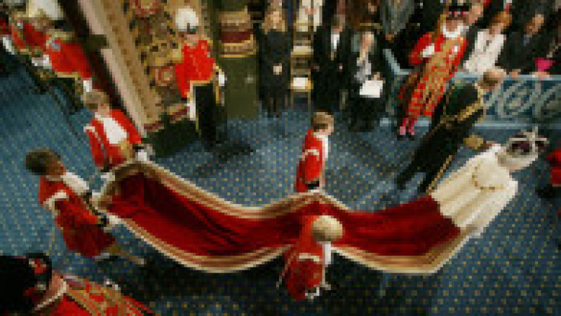 Regina Elisabeta a II-a și prințul Philip merg prin Galeria Regală de la Palatul Westminster după un discurs susținut în Camera Lorzilor. 17 mai 2005. Sursa foto: Profimedia Images | Poza 15 din 38