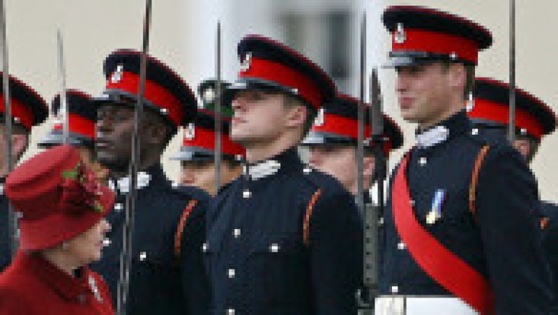 Prințul William (dreapta) este inspectat de Regina Elisabeta a II-a în timpul paradei de la Academia Militară din Carmberley, 15 decembrie 2006. Sursa foto: Profimedia Images | Poza 26 din 38