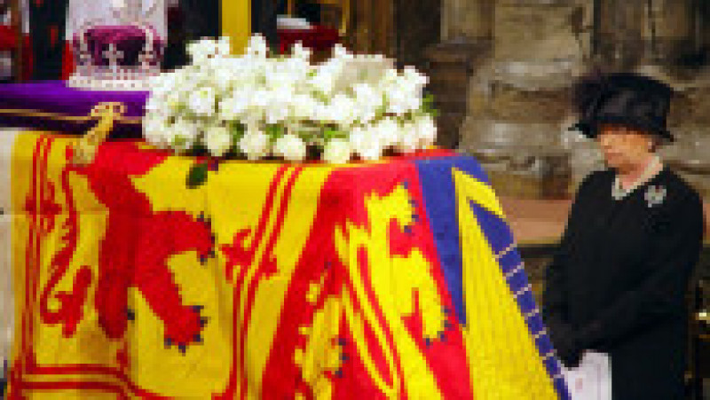  Regina Elisabeta a II-a la înmormântarea Reginei Mamă, Elisabeta I, pe 9 aprilie 2002. Sursa foto: Profimedia Images | Poza 24 din 38