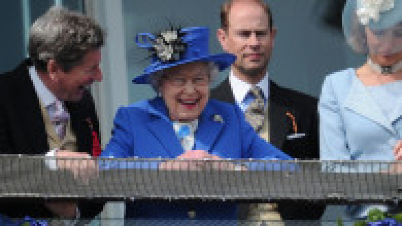 Regina Elisabeta participă la festivalul de curse de cai Epsom Derby din Surrey. 2 iunie 2012. Sursa foto: Profimedia Images | Poza 27 din 38