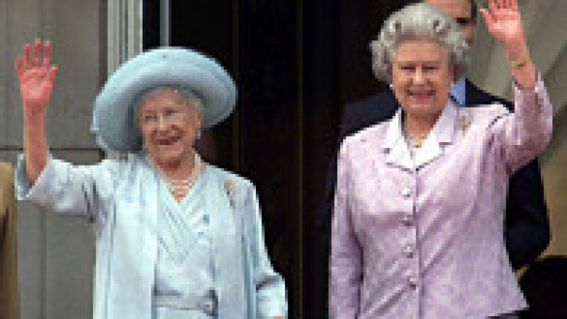 Regina Elisabeta a II-a alături de Regina Elisabeta, Regina Mamă, pe 4 august 2000. Sursa foto: Profimedia Images | Poza 23 din 38