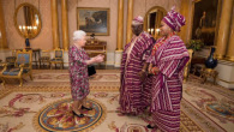 Regina Elisabeta a II-a îl întâlnește la Palatul Buckhingham pe ambasadorul Nigeriei în Marea Britanie și pe soția lui. 6 decembrie 2017. Sursa foto: Profimedia Images | Poza 33 din 38