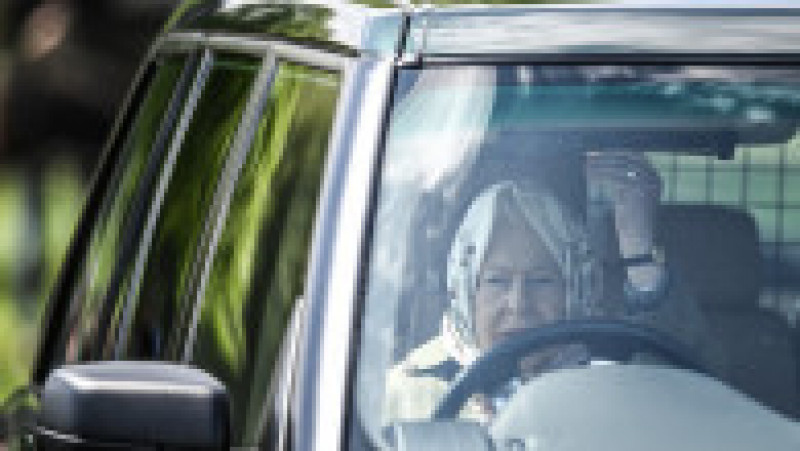 Regina Elisabeta a II-a conduce un autoturism Range Rover. 10 mai 2019. Sursa foto: Profimedia Images | Poza 35 din 38
