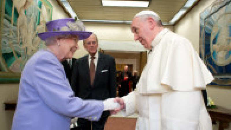 Regina Elisabeta a II-a și prințul Philip se întâlnesc cu Papa Francisc la Vatican. 3 aprilie 2014. Sursa foto: Profimedia Images | Poza 31 din 38