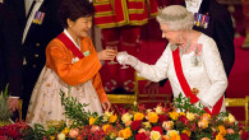Regina Elisabeta a II-a și președintele din Coreea de Sud, Park Geun-Hye, 5 noiembrie 2013. Sursa foto: Profimedia Images | Poza 29 din 38
