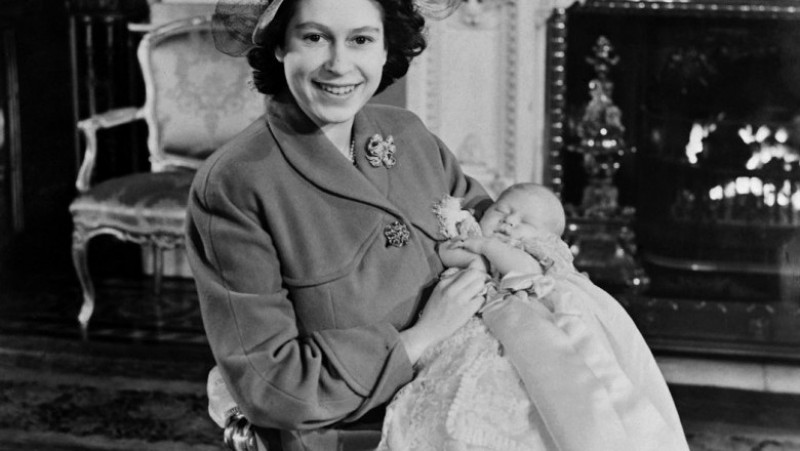 Viitoarea regina Elisabeta a II-a și Prințul Charles. 15 decembrie 1948. Sursa foto: Profimedia Images