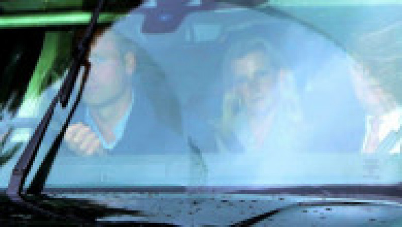 Prințul William ajunge la castelul Balmoral conducând el însuși mașina în care se mai aflau unchii săi Foto: Profimedia Images | Poza 60 din 81