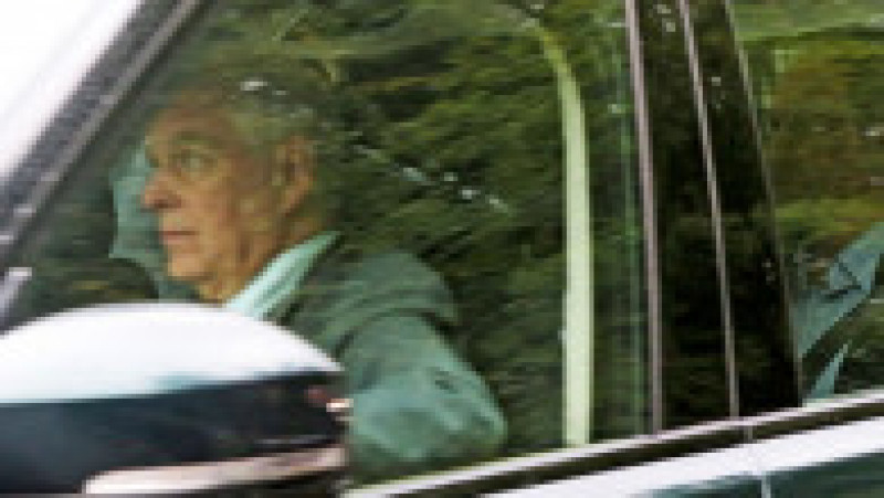 Prințul Andrew stă lângă prințul William care ajunge la Balmoral la volanul unui Range Rover Foto: Profimedia Images | Poza 62 din 81