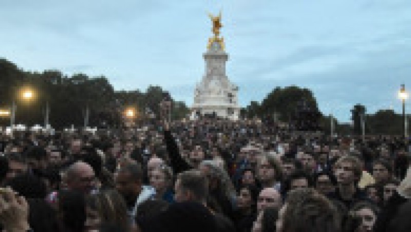 Mii de persoane s-au adunat în fața Palatului Buckingham din Londra. Foto: Profimedia | Poza 10 din 16