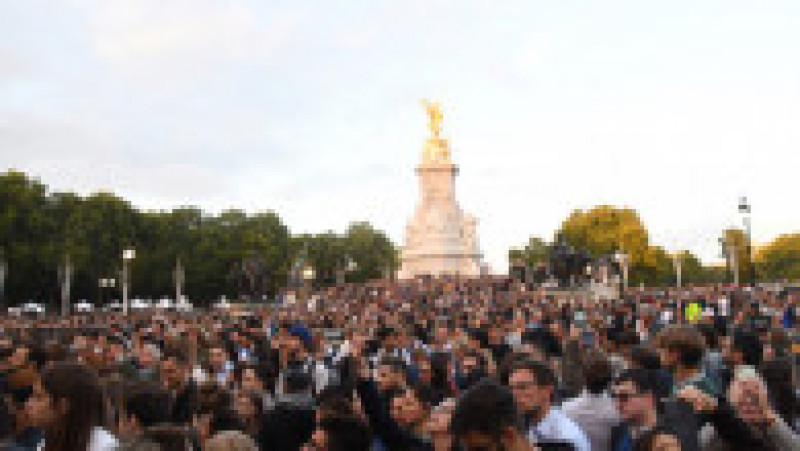 Mii de persoane s-au adunat în fața Palatului Buckingham din Londra. Foto: Profimedia | Poza 7 din 16