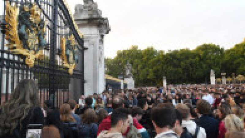 Mii de persoane s-au adunat în fața Palatului Buckingham din Londra. Foto: Profimedia | Poza 5 din 16