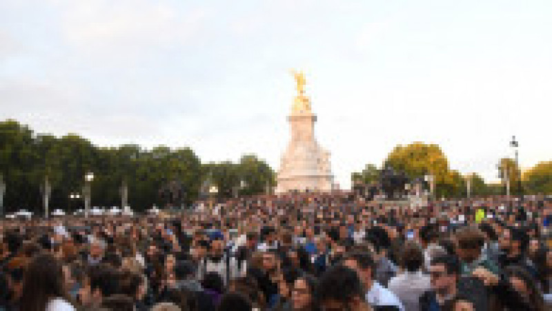 Mii de persoane s-au adunat în fața Palatului Buckingham din Londra. Foto: Profimedia | Poza 6 din 16