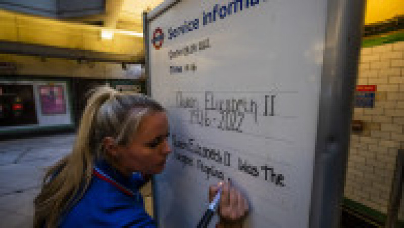Personalul London Underground de la Clapham South notează pe un panou anunțul morții Reginei Elisabeta a II-a a Marii Britanii. Foto: Profimedia | Poza 51 din 81