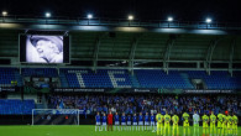 Un minut de reculegere pentru moartea Elisabetei a II-a este ținut la începutul meciului dintre echipa norvegiană Molde SK și cea belgiană KAA Gent în Europa Conference League. Foto: Profimedia Images | Poza 48 din 81