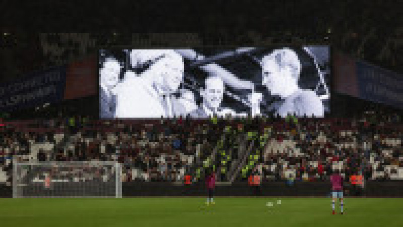 O imagine cu Regina Elisabeta a II-a în tinerețe și regretatul Prinț Filip cu Bobby Moore este afișată la pauza meciului West Ham United - FCSB, UEFA Europa Conference League. Foto: Profimedia | Poza 49 din 81