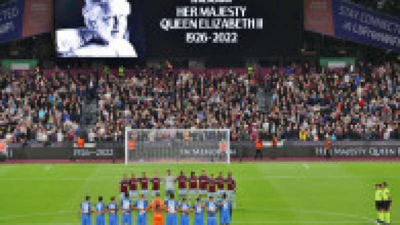 Un minut de reculegere pentru moartea Reginei Elisabeta a II-a este ținut la începutul meciului West Ham United - FCSB din Europa Conference League. Foto: Profimedia Images | Poza 47 din 81