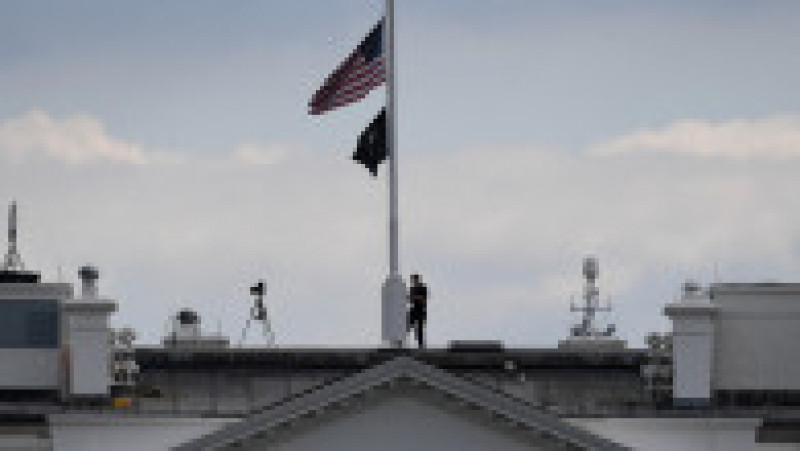 Steagul SUA de la Casa Albă este coborât în bernă. Foto: Profimedia | Poza 57 din 81