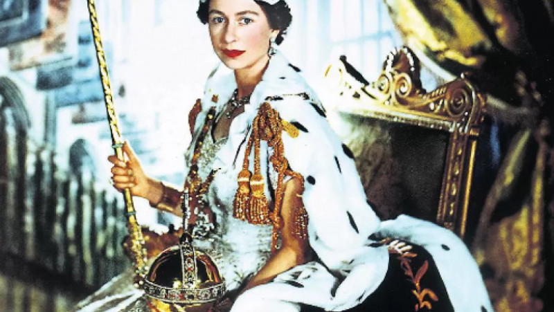The Times marchează momentul cu o fotografie a Reginei Elisabeta a II-a de la încoronarea ei din 1953, alături de cuvintele: „O viață în slujba poporului”