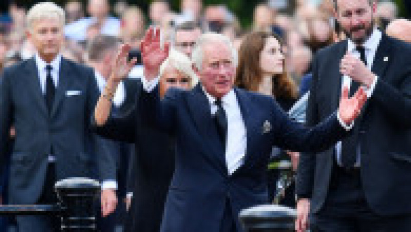 Regele Charles salută mulțimea de la Buckingham în prima sa ieșire publică Foto: Profimedia Images | Poza 37 din 81