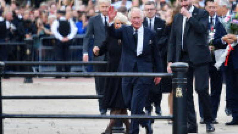 Regele Charles salută mulțimea de la Buckingham în prima sa ieșire publică Foto: Profimedia Images | Poza 33 din 81
