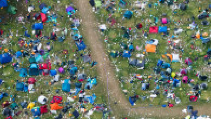 Imagini surprinse din dronă cu dezastrul lăsat în urmă de spectatori la Festivalul Reading din Anglia FOTO: Profimedia Images | Poza 7 din 33