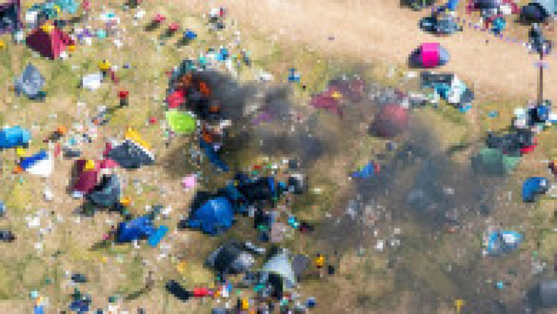 Imagini surprinse din dronă cu dezastrul lăsat în urmă de spectatori la Festivalul Reading din Anglia FOTO: Profimedia Images | Poza 13 din 33