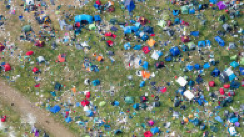 Imagini surprinse din dronă cu dezastrul lăsat în urmă de spectatori la Festivalul Reading din Anglia FOTO: Profimedia Images | Poza 5 din 33