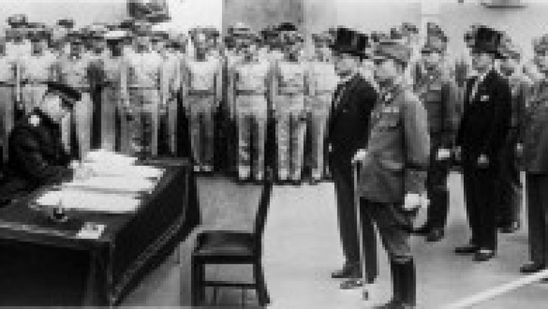 Reprezentantul URSS, generalul Kuzma Derevyanko, semnează capitularea Japoniei. Sursa foto: Profimedia Images | Poza 4 din 11
