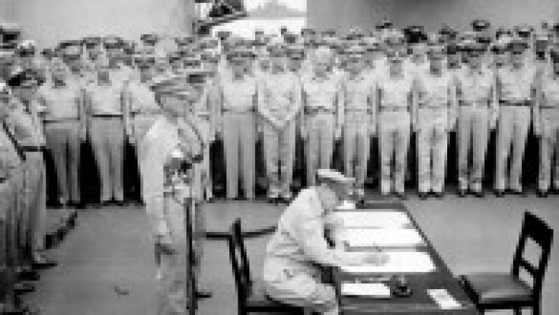 Comandantul forțelor aliate, generalul Douglas MacArthur semnează capitularea Japoniei. Sursa foto: Profimedia Images | Poza 1 din 11