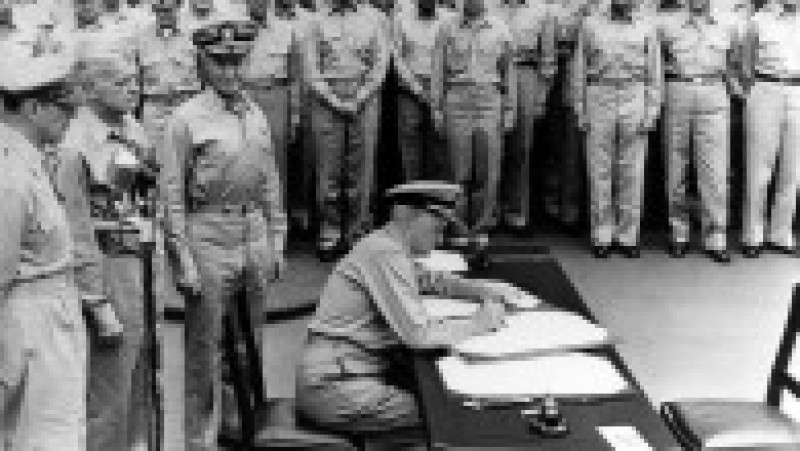Generalul american Chester Nimitz semnează capitularea Japoniei. Sursa foto: Profimedia Images | Poza 5 din 11