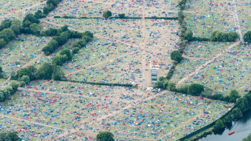 Imagini surprinse din dronă cu dezastrul lăsat în urmă de spectatori la Festivalul Reading din Anglia FOTO: Profimedia Images
