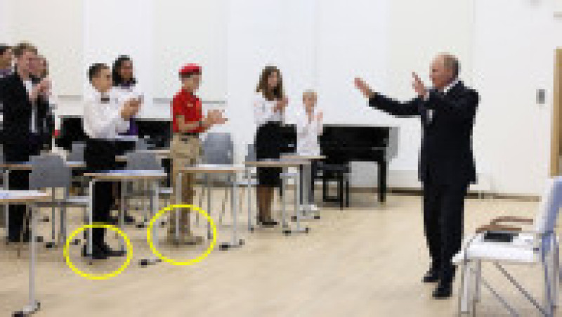 Copiii aduși la întâlnirea cu Vladimir Putin au fost atent aranjați, dar se vede că unii au primit încălțăminte cu câteva numere mai mari. Foto: kremlin.ru | Poza 8 din 9