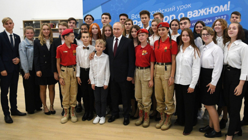 Copiii aduși la întâlnirea cu Vladimir Putin au fost atent aranjați, dar se vede că unii au primit încălțăminte cu câteva numere mai mari. Foto: Profimedia