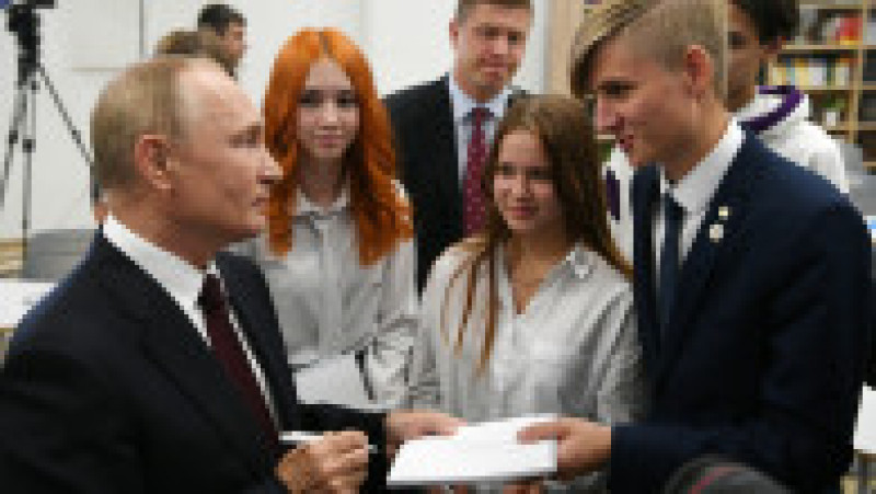 Vladimir Putin a beneficiat de o întreagă ședință foto cu elevii olimpici. Foto: Profimedia | Poza 3 din 9
