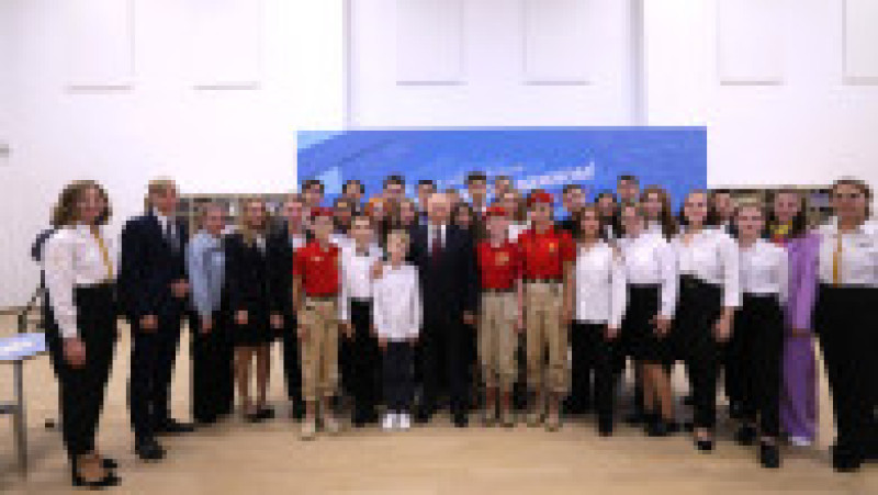 Copiii aduși la întâlnirea cu Vladimir Putin au fost atent aranjați, dar se vede că unii au primit încălțăminte cu câteva numere mai mari. Foto: kremlin.ru | Poza 4 din 9