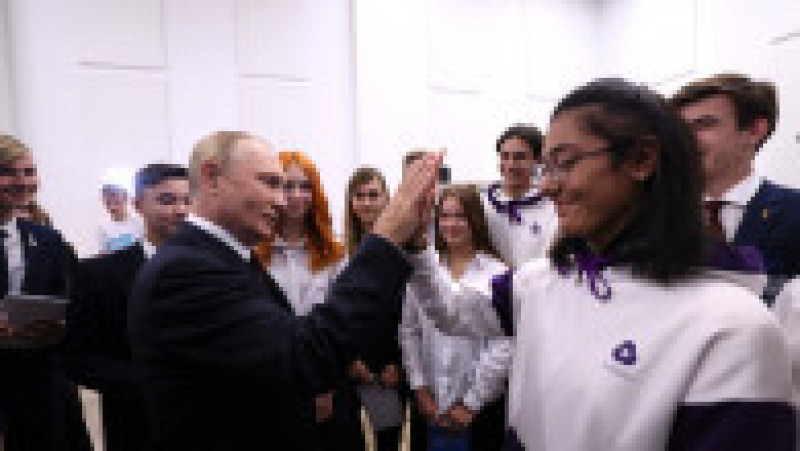 Vladimir Putin a beneficiat de o întreagă ședință foto cu elevii olimpici. Foto: kremlin.ru | Poza 5 din 9