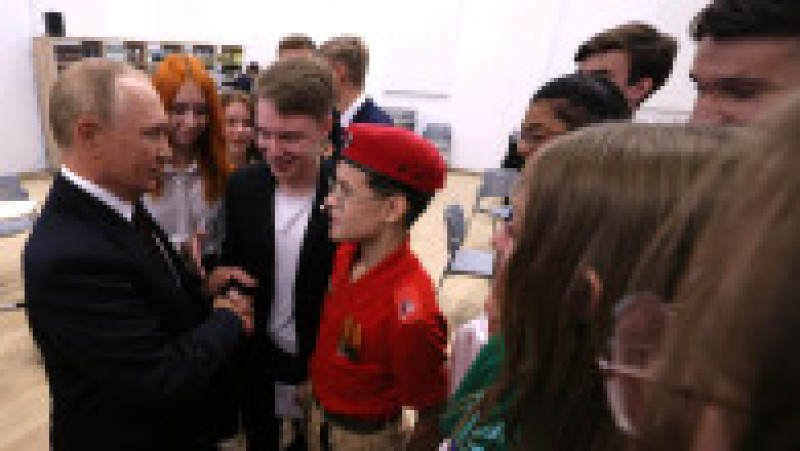Vladimir Putin a beneficiat de o întreagă ședință foto cu elevii olimpici. Foto: kremlin.ru | Poza 6 din 9