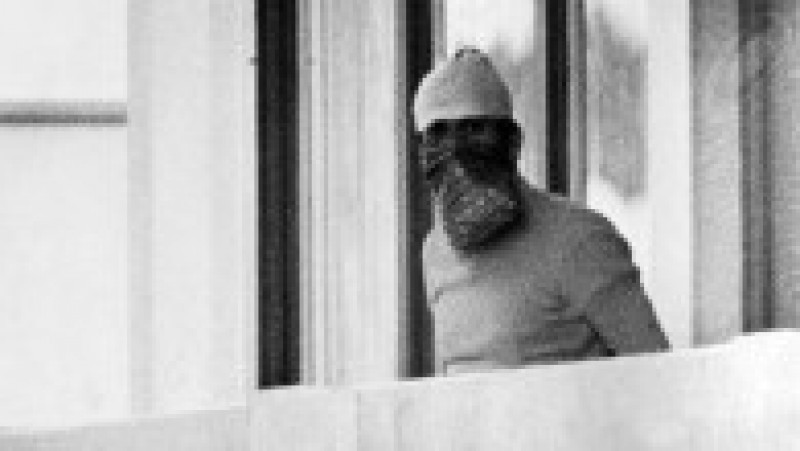 Imagine din 5 septembrie 1972. Un membru al grupării teroriste palestiniene Septembrie Negru iese pe balconul clădiri în care se află ostaticii israelieni. Sursa foto: Profimedia Images | Poza 6 din 26