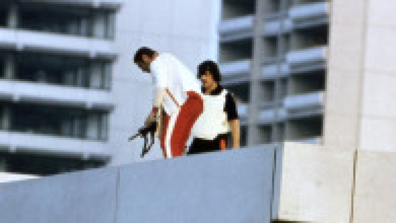 Imagine din 5 septembrie 1972. Polițiștii germani deschizați în sportivi se află pe acoperișul clădirii unde mai mulți membri ai grupării teroriste palestiniene Septembrie Negru luaseră ostatici 9 sportivi israeliani. Sursa foto: Profimedia Images | Poza 7 din 26