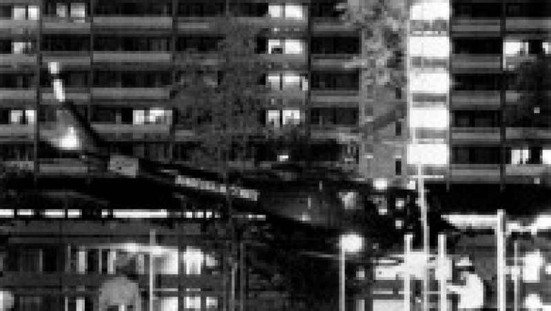 Imagine din 5 septembrie 1972. Un elicopter al armatei germane decolează din Satul Olimpic cu răpitorii și ostaticii la bord, îndreptându-se spre baza aeriană Fürstenfeldbruck. Sursa foto: Profimedia Images | Poza 12 din 26