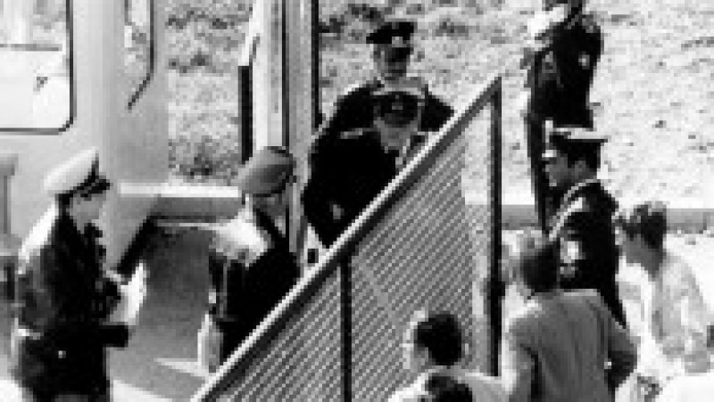 Imagine din 5 septembrie 1972. Poliția germană blochează intrarea în Satul Olimpic după ce opt membrii ai grupării palestiniene Septembrie Negru au ucis doi sportivi israelieni și au luat ostatici alți nouă. Sursa foto: Profimedia Images | Poza 9 din 26