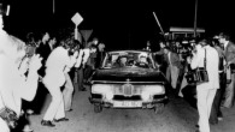Imagine din 5 septembrie 1972. Poliția germană blochează intrarea în Satul Olimpic după ce opt membrii ai grupării palestiniene Septembrie Negru au ucis doi sportivi israelieni și au luat ostatici alți nouă. Sursa foto: Profimedia Images | Poza 17 din 26