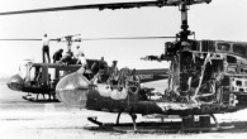 Cele două elicoptere cu care ostaticii au fost aduși pe aeroportul Furstenfeldbruck. În primul elicopter, complet distrus de explozia unei grenade, cinci ostateci au murit. Sursa foto: Profimedia Images | Poza 15 din 26
